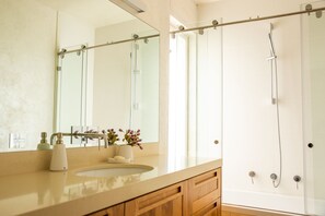 Deluxe Apartment, 3 Bedrooms | Bathroom sink - Modern & Stylish 3BR Apt With Balcony (Tel Aviv)