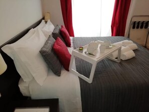Kamar Double atau Twin Basic | Seprai premium, selimut bulu angsa, bantalan ekstra lembut, dan brankas