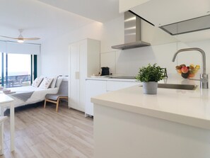 Køleskab, mikrobølgeovn, kaffe-/temaskine