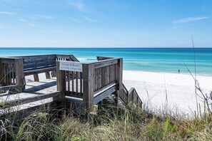 On the beach - 30% Off~"Sea Turtle Cottage"~Gulf Front~Private Beach Access/Gear~Gated S/D (Santa Rosa Beach)