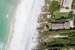 På stranden
