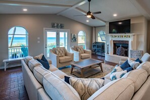 Smart TV, books - "Sea Turtle Cottage"~Gulf Front~Private Beach Access~Beach Gear~Fire Pit~Gated (Santa Rosa Beach)