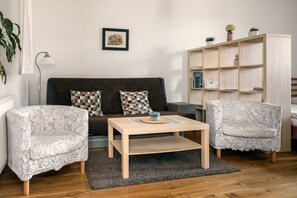 Family Apartment | Living area | 30-cm flat-screen TV with cable channels, TV - Penzion Oloffson (Pocatky)