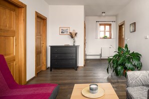 City Apartment | Living area | 30-cm flat-screen TV with cable channels, TV - Penzion Oloffson (Pocatky)