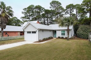 Exterior - 30% Off~"Cottage 62"~Walk to Beach/Seaside~Beach Gear & Access~CharmingLuxe! (Santa Rosa Beach)