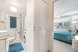 Ducha, toallas, jabón, papel higiénico