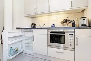Fridge, microwave, oven, stovetop - Studio 4* center near Kirchberg, quiet with view (Luxembourg)