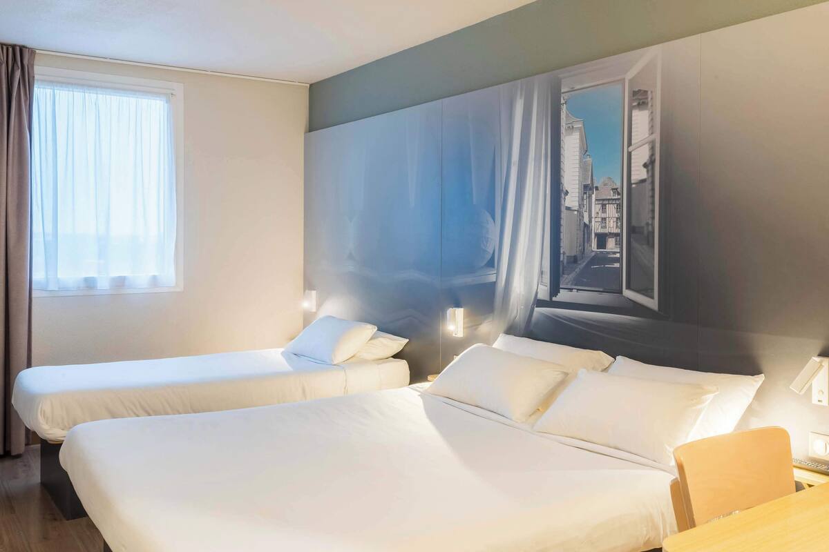 triple room | desk, soundproofing, free wifi, bed sheets