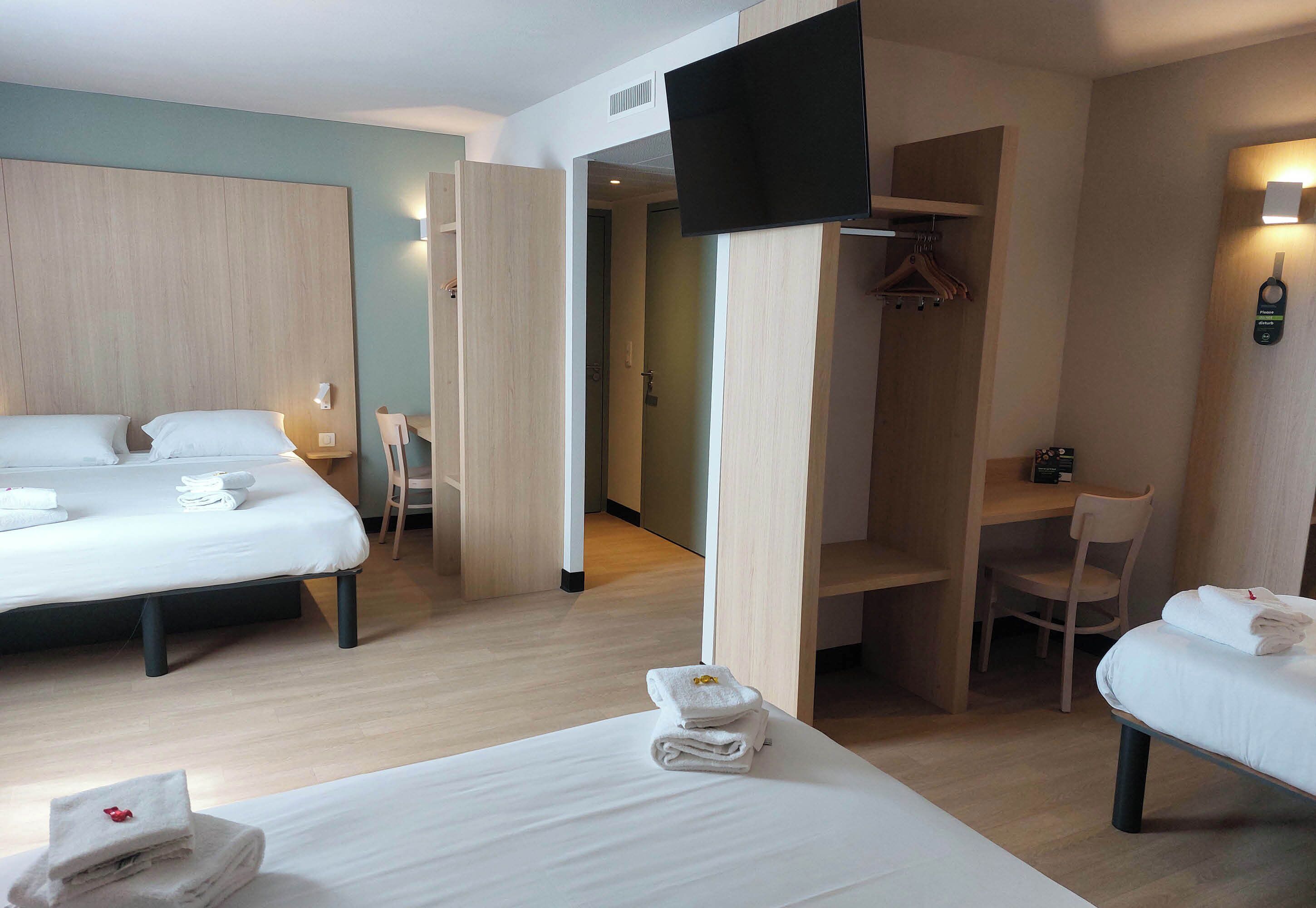 Camera familiare | Una scrivania, insonorizzazione, Wi-Fi gratuito, lenzuola