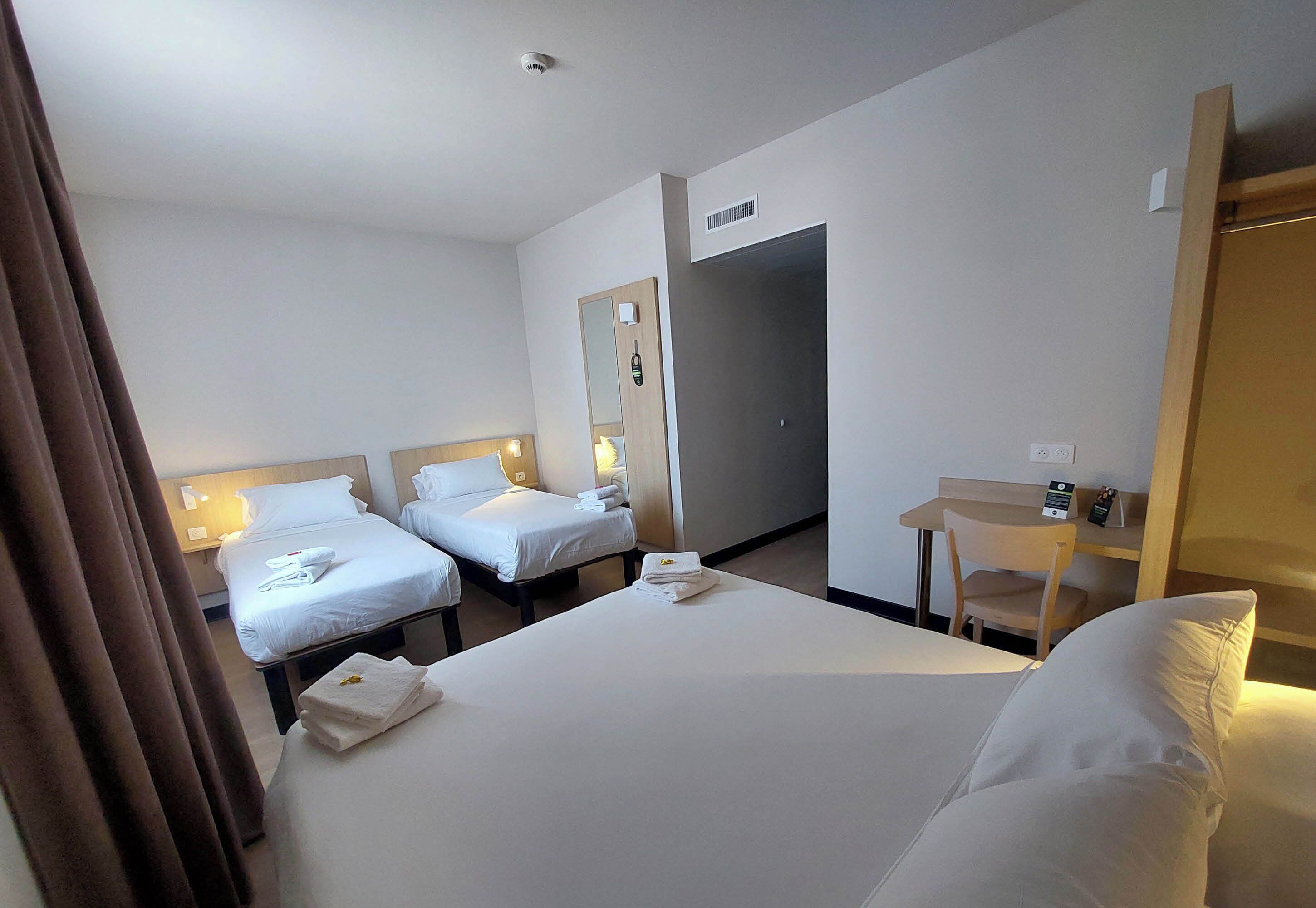 Quadrupla Standard | Una scrivania, insonorizzazione, Wi-Fi gratuito, lenzuola