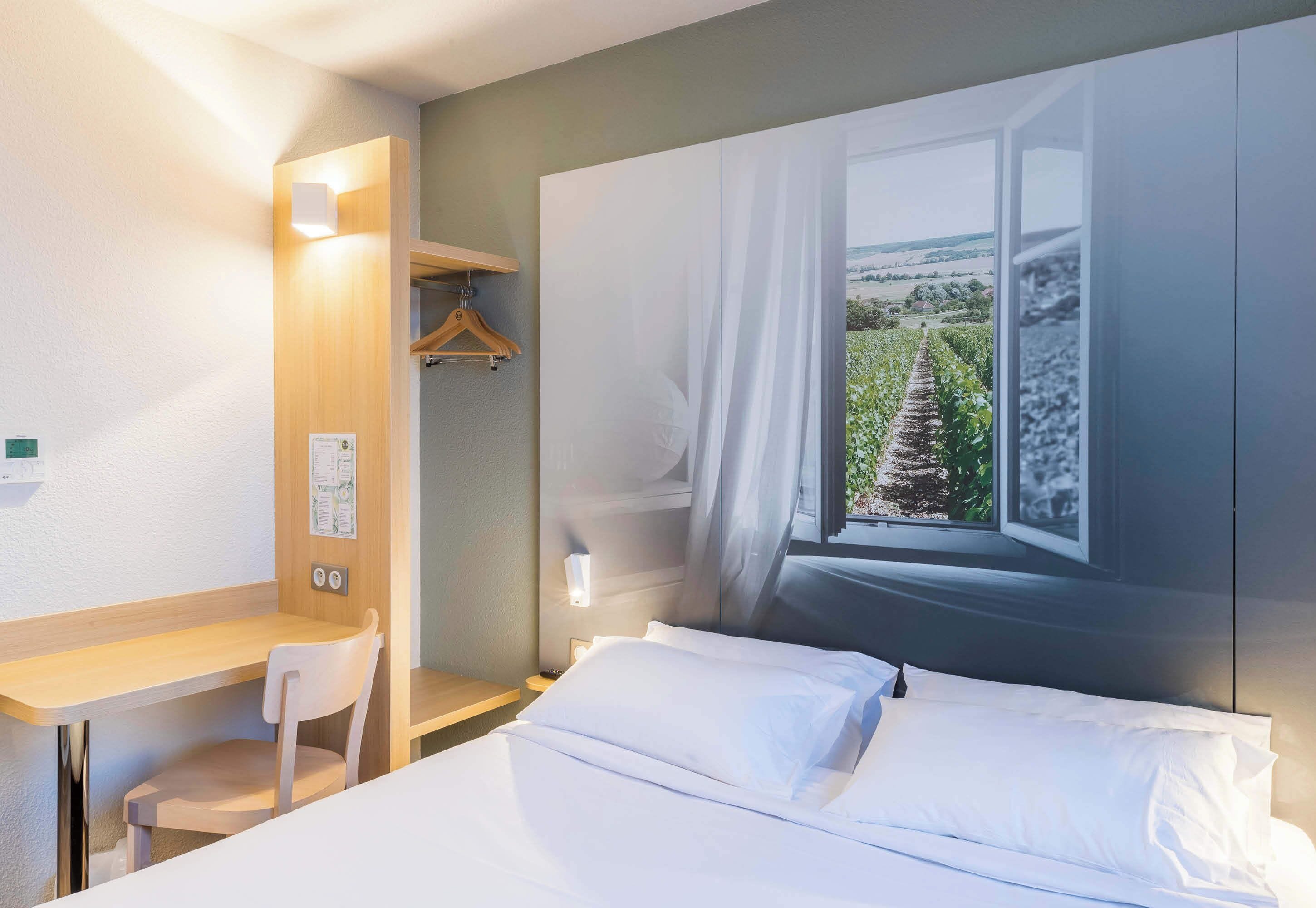 double room | desk, soundproofing, free wifi, bed sheets