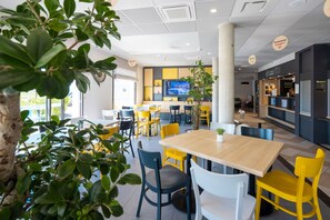 Petit déjeuner buffet servi tous les jours en supplément