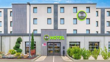 Un moderno bed and breakfast con una facciata simmetrica, ampie finestre e un ingresso centrale.