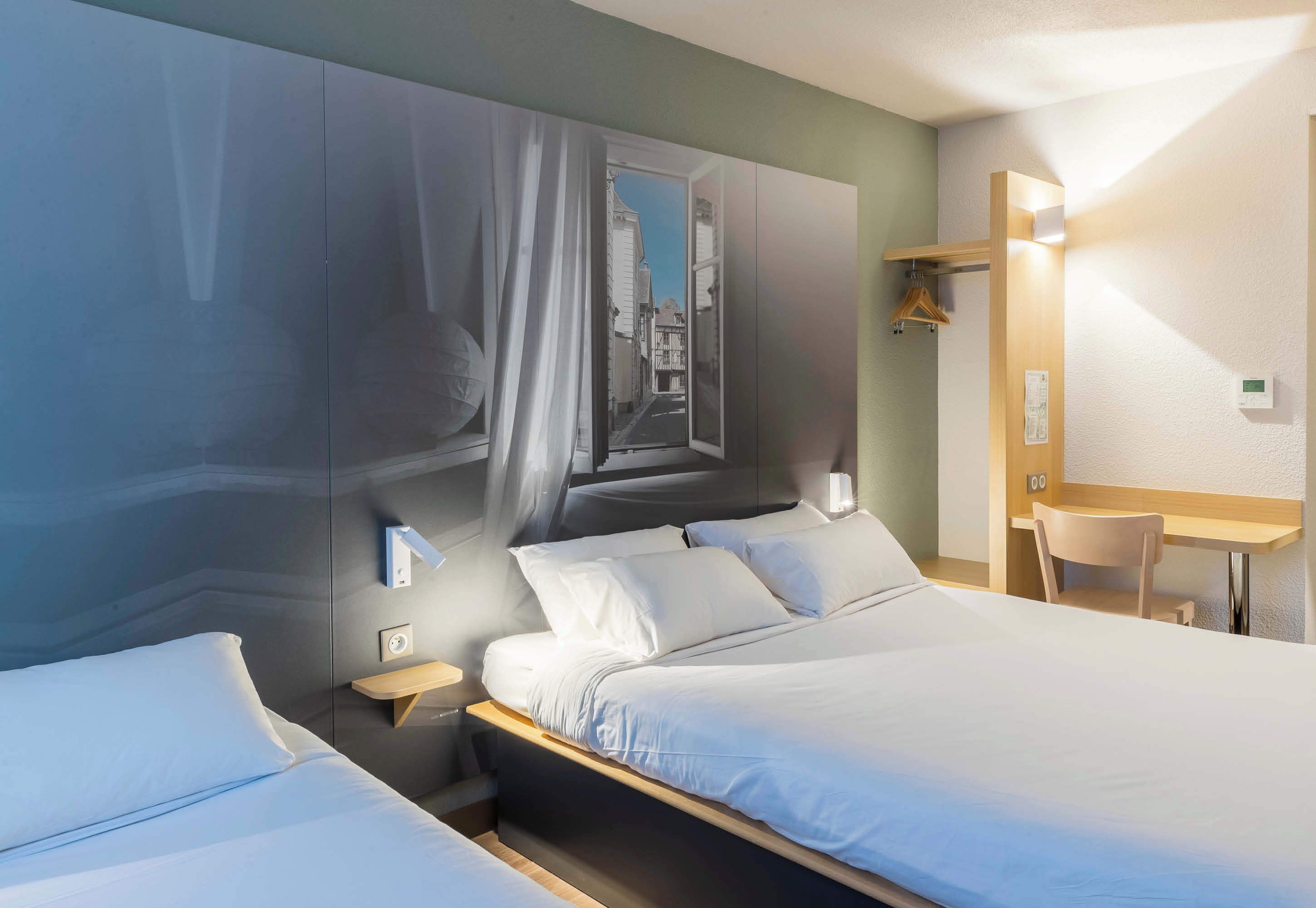 triple room | desk, soundproofing, free wifi, bed sheets