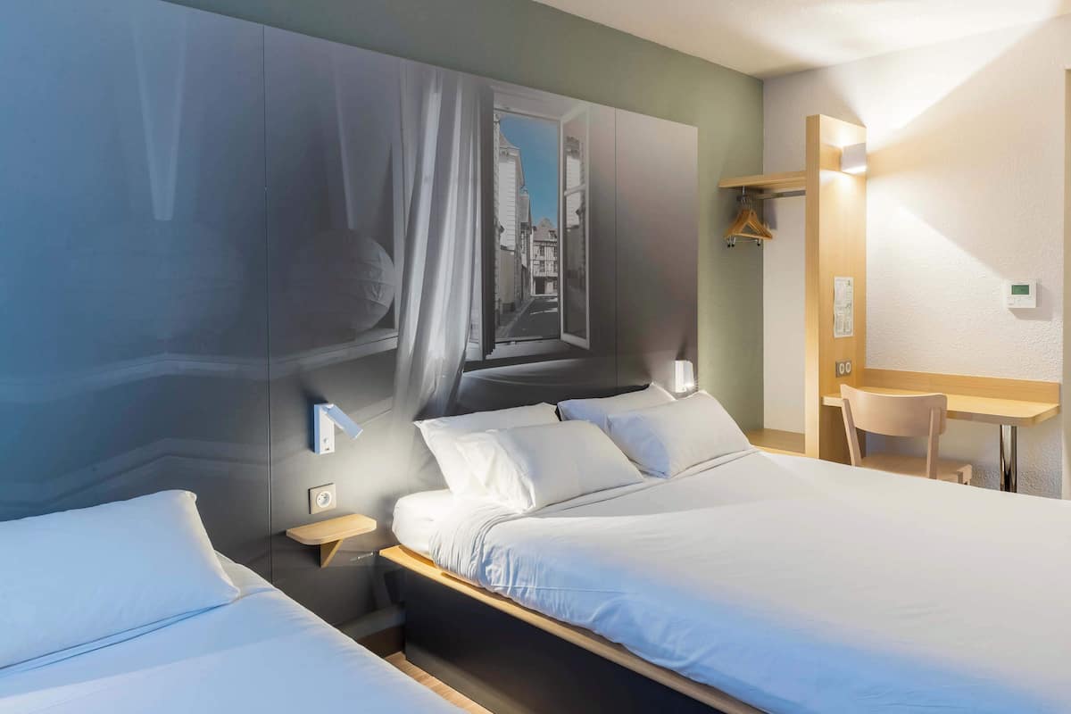 Escritorio, insonorización, wifi gratis y ropa de cama