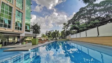 Utomhuspool och träningspool