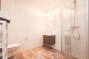 Dusche, Haartrockner, Toilettenpapier