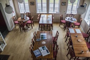 Tägliches kontinentales Frühstück (1700 EUR pro Person)