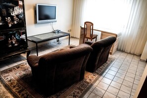 Habitación de lujo | Área de sala de estar | Televisión LED de 30 pulgadas con canales por cable y televisión