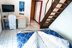 Habitación Confort, varias camas | Escritorio y espacio para trabajar con laptop