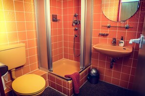Habitación estándar | Baño | Regadera, toallas, jabón, shampoo