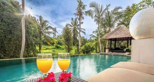 Outdoor pool - 5 * Pool villa in Ubud with free airport pick up and free use of bikes! (Ubud)
