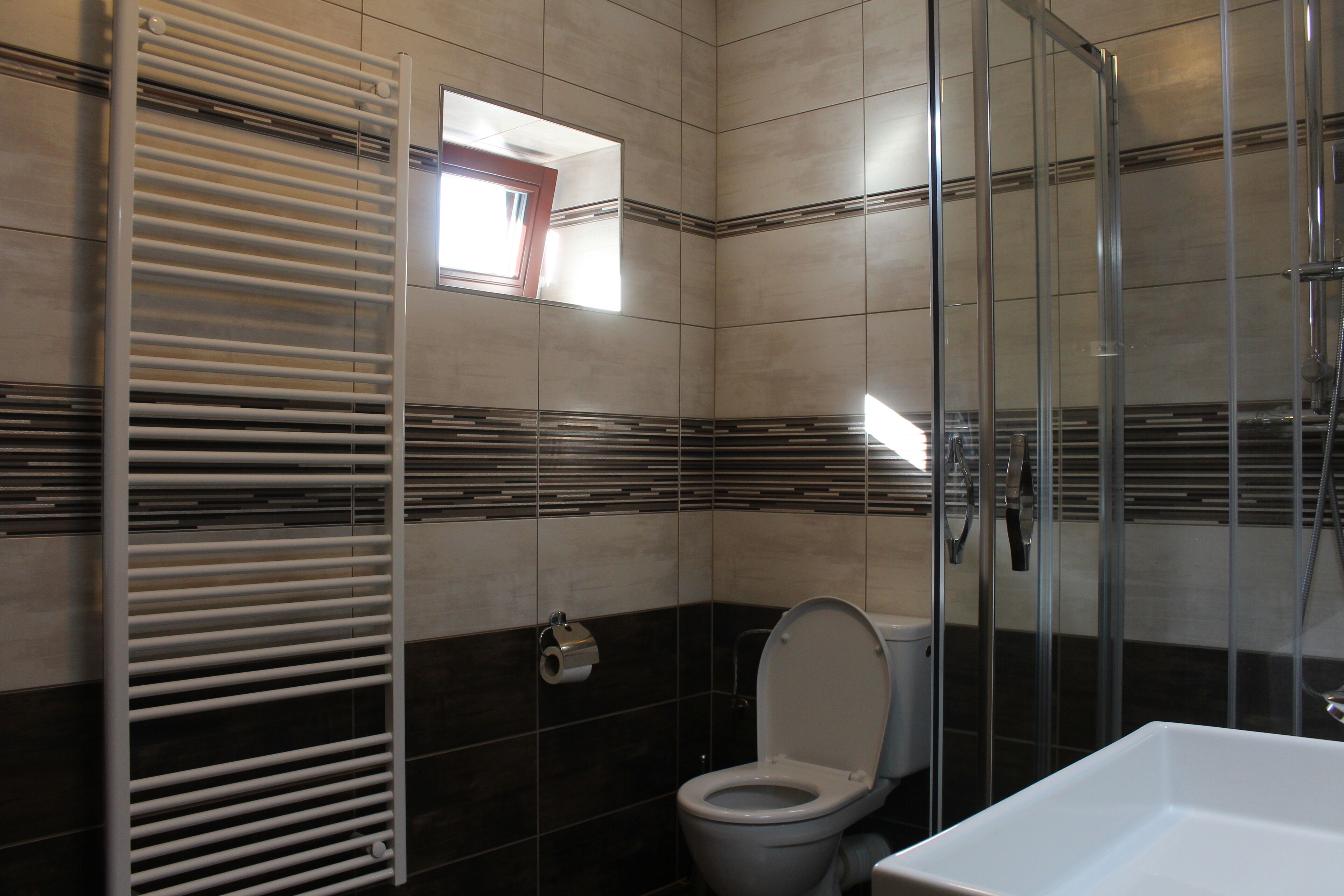 A bathroom with a toilet, a shower enclosure, and a bathtub.