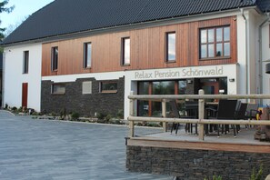A modern building with a sign reading "Relax Pension Schönwald". - Relax Penzion Schonwald (Budišov nad Budišovkou)