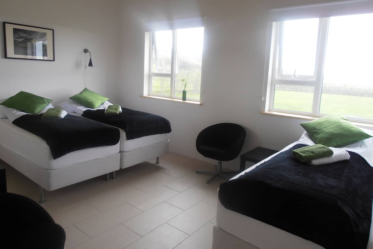 Escritorio, cortinas blackout, wifi gratis y ropa de cama