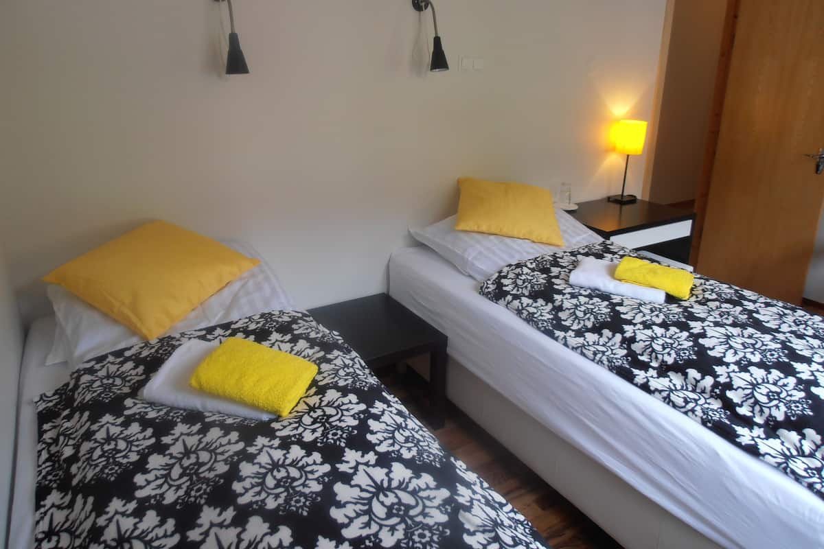 Escritorio, cortinas blackout, wifi gratis y ropa de cama
