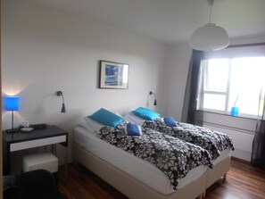 Kahden hengen standard-huone (kaksi sänkyä), jaettu kylpyhuone | Työpöytä, pimennysverhot, ilmainen Wi-Fi, vuodevaatteet