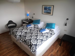 Escrivaninha, cortinas blackout, Wi-Fi de cortesia, roupa de cama