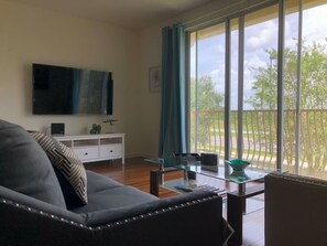 Talo (3 Bedrooms) | Olohuone | Televisio, takka