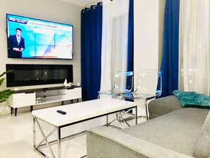 House (2 Bedrooms) | Living room | TV, fireplace