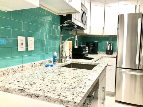 2701 · Luxury Lakefront Unit With Pool Views