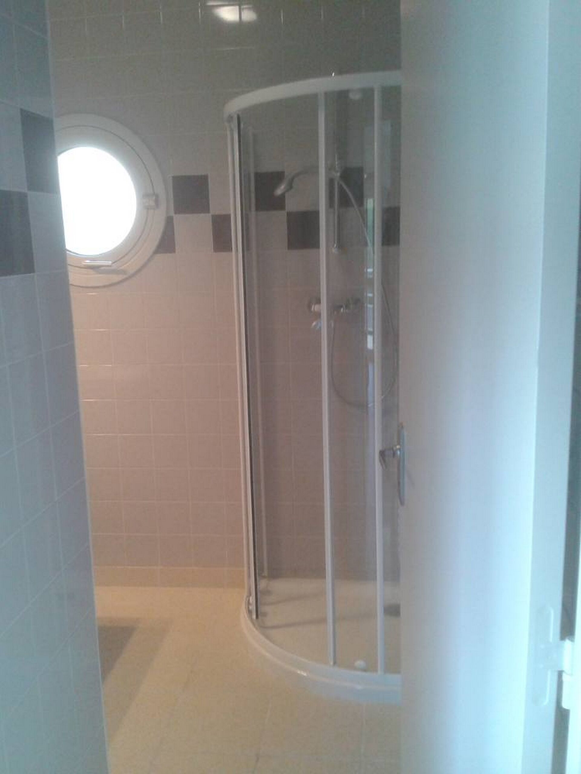 Douche, serviettes fournies