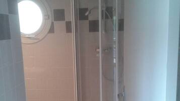 Douche, serviettes fournies