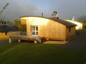 A wooden cabin with a covered porch and a small attached structure. - HOLIDAY VILLAGE OF LAKE MENET / FACING THE LAKE OF 14 HECTARES (Menet)