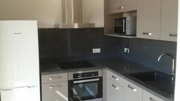 Frigorifero, microonde, forno, piano cottura