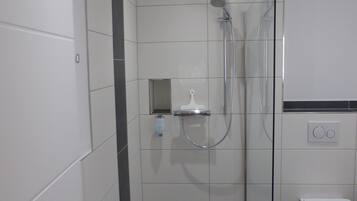 Deluxe-Studio (TYP-1) | Badezimmer | Dusche, Haartrockner, Fußbodenheizung (Badezimmer), Handtücher