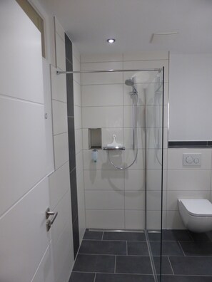 华丽开间 (TYP-1) | 浴室 | 淋浴设施、吹风机、加热地板（浴室）、毛巾