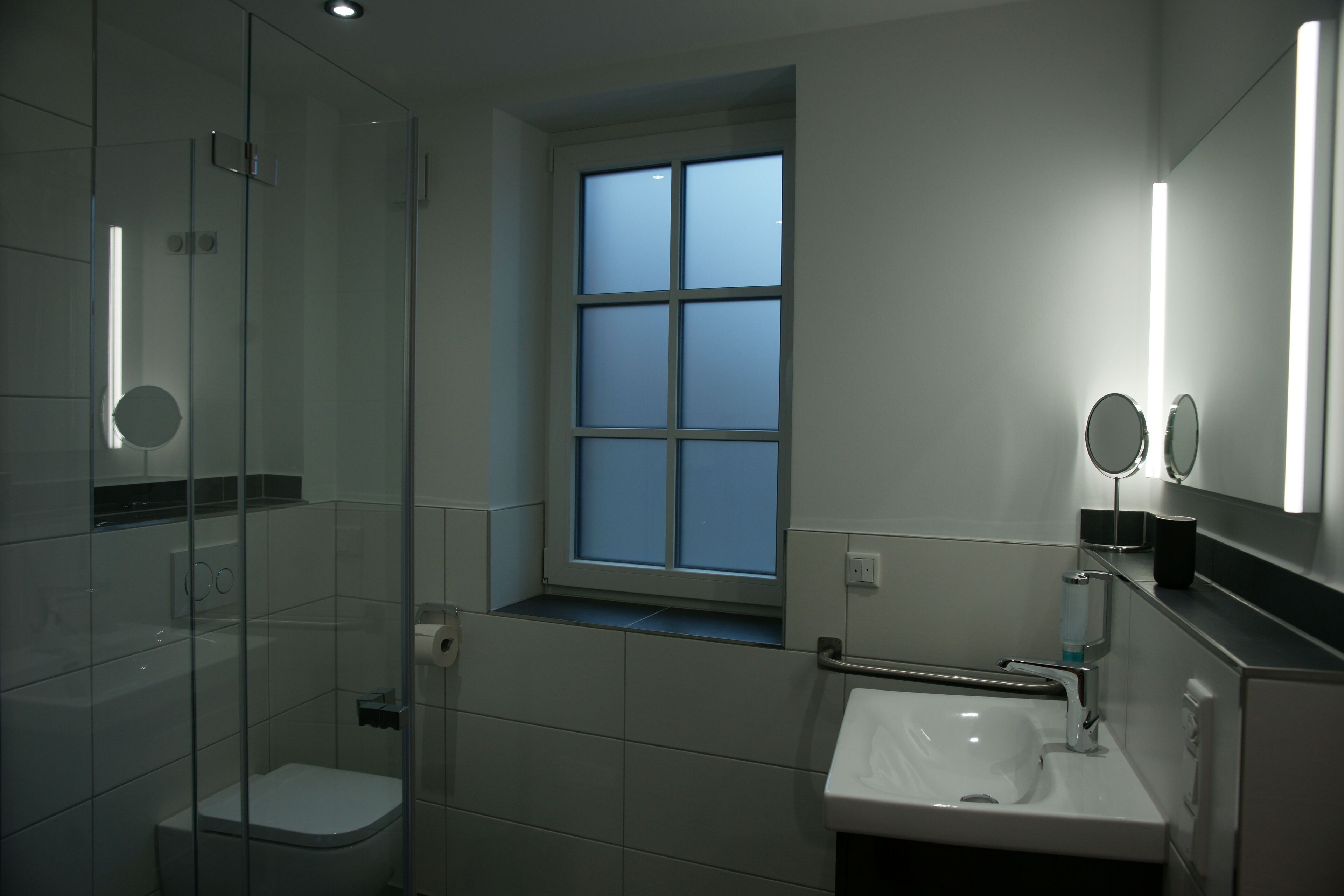 Deluxe Studio (TYP-3) | Bathroom | Shower, hair dryer, heated floors, towels