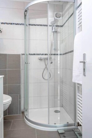 Shower, hair dryer - Studio des roses 4 * place des Martyrs hyper center (Luxembourg)