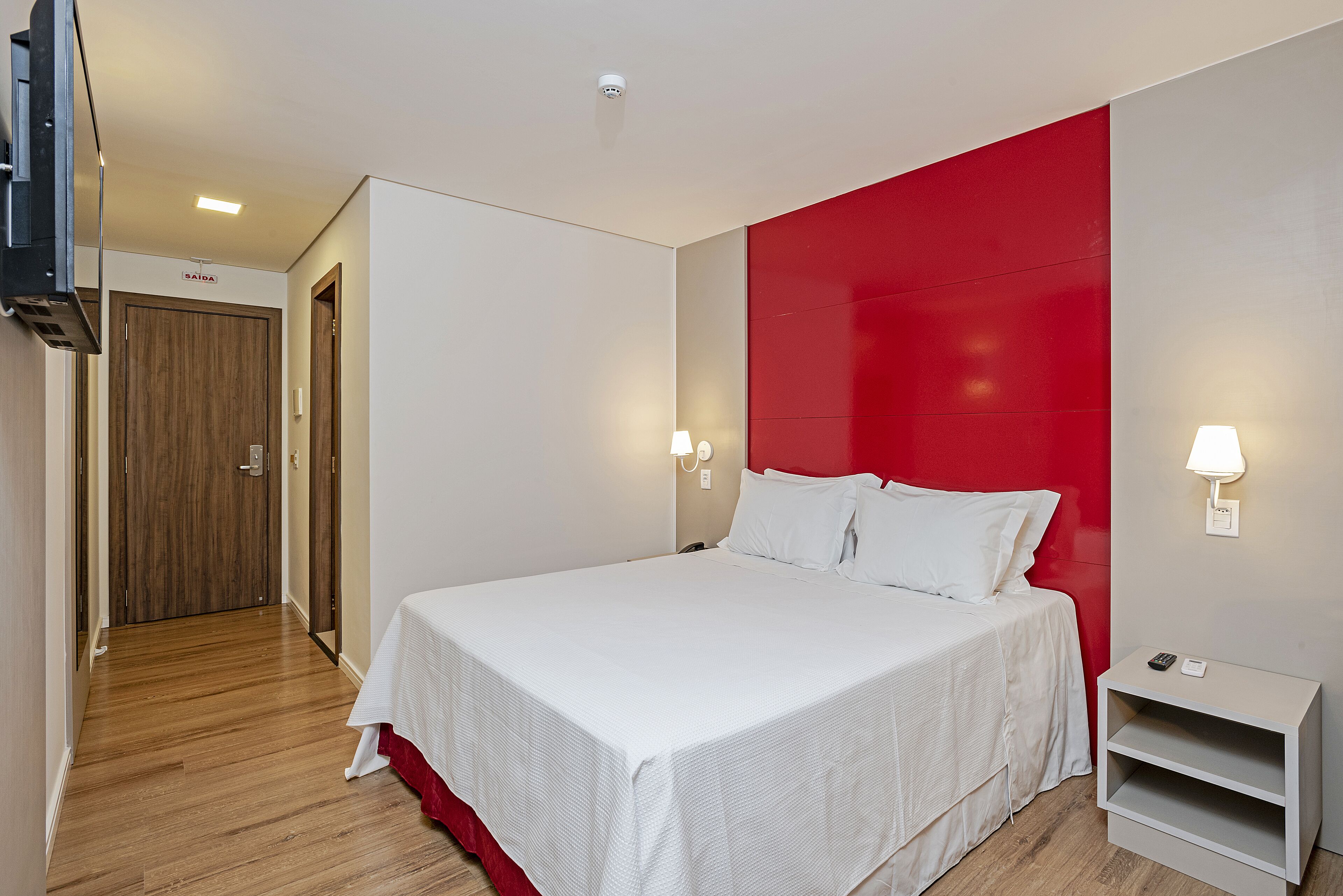 Frigobar, cofres nos quartos, escrivaninha, Wi-Fi de cortesia