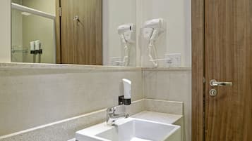 Regadera, amenidades de baño gratuitas, secadora de cabello, toallas