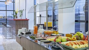 A buffet with various fruits, vegetables, and beverages. - Slim Guarapuava (Guarapuava)