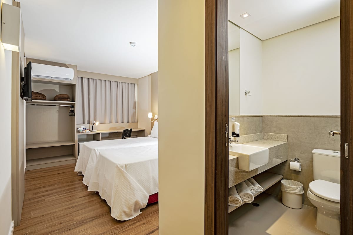 standard single room (2 twin beds) | minibar, in-room safe, desk, free wifi