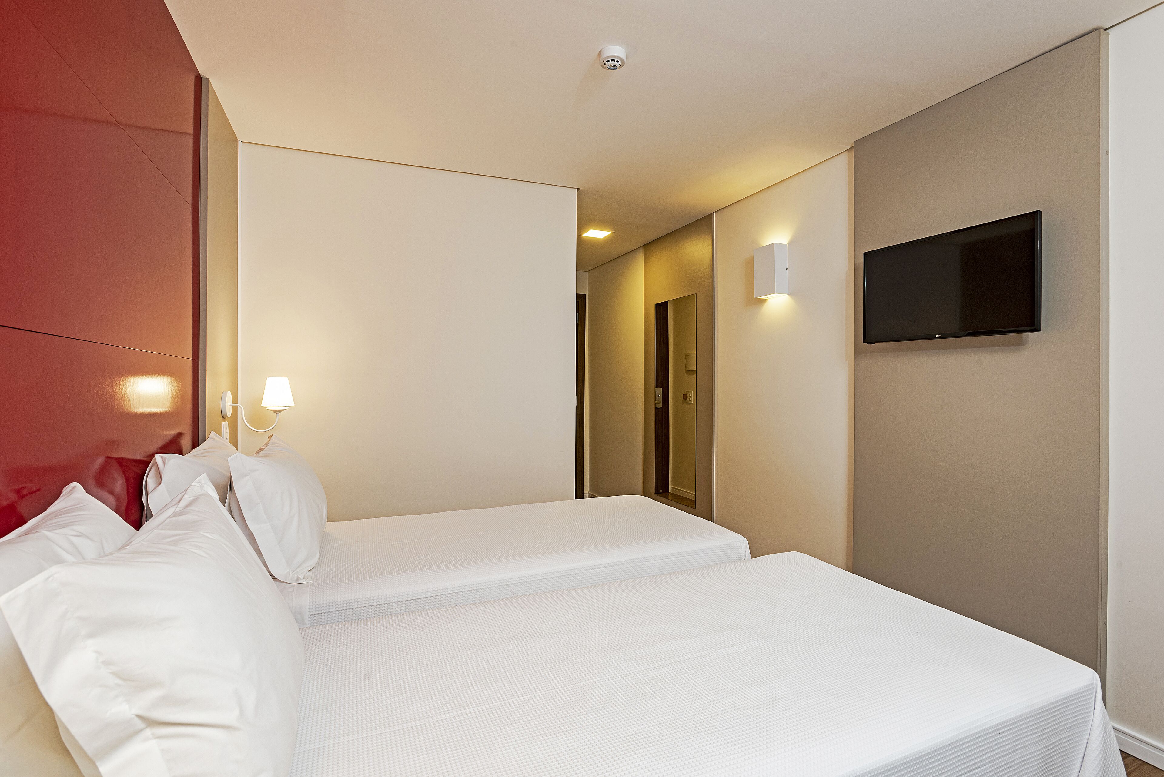 standard single room (2 twin beds) | minibar, in-room safe, desk, free wifi