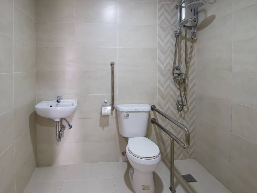 Shower, perlengkapan mandi gratis, dan handuk