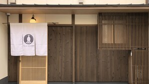 숙박 시설 입구
